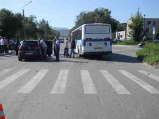 В Хакасии "Фольксваген" столкнулся с автобусом